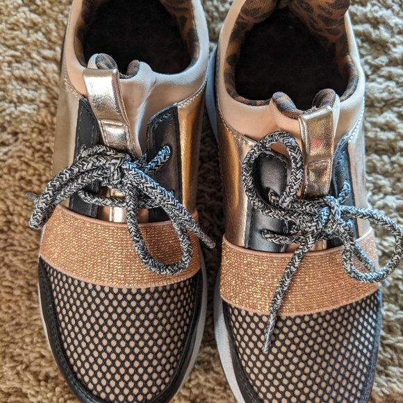 Sneaker - Picture 3 of 3